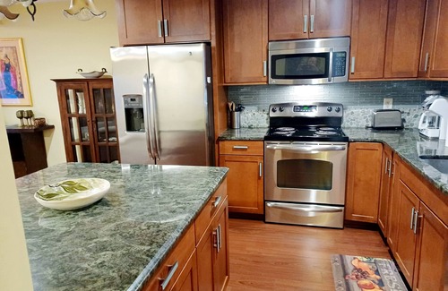 Mount Pleasant House | Beautiful Townhome 10 min from Charleston & Beaches, Pool, Tennis Court!