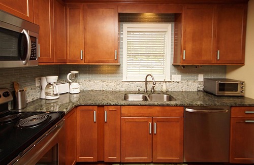 Mount Pleasant House | Beautiful Townhome 10 min from Charleston & Beaches, Pool, Tennis Court!