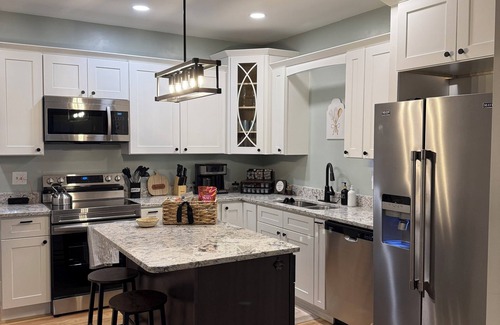 Madison House | Beautiful townhome just steps from Historical Downtown Madison