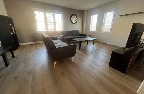 Whitby House | Beautiful townhome located in Whitby with 3 beds and 2.5 bathrooms.