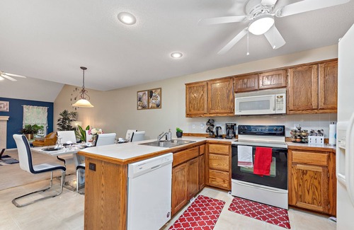 Gladstone House | Beautiful Townhome 11 minutes to Downtown, Kansas City, 15 mins to MCI Airport .
