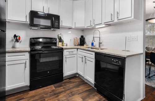 Meadowbrook House | Beautiful Townhome with Porch and near Golf|Shops