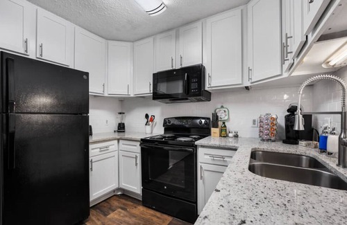 Meadowbrook House | Beautiful Townhome with Porch and near Golf|Shops