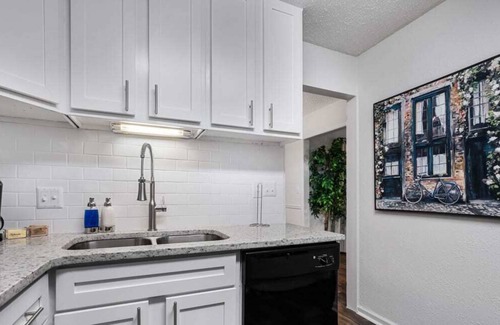 Meadowbrook House | Beautiful Townhome with Porch and near Golf|Shops