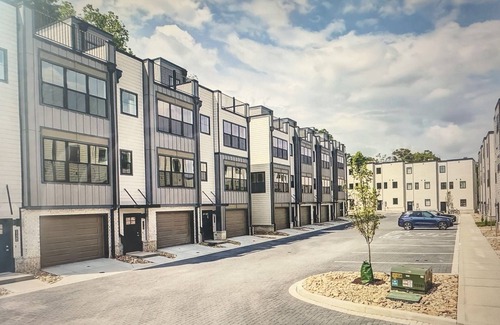 Knoxville House | Beautiful townhome with a rooftop deck with river views in South Knoxville
