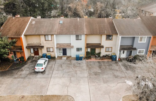 Arlington House | Beautiful townhouse right next to Ed Austin State Park.