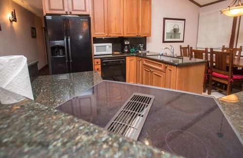 Tahoe Tavern House | Beautiful Townhouse- Walk to Tahoe City!