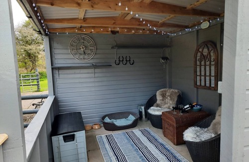 Treator Cabin | Beautiful tranquil Cabin nestled in nature, near Padstow & 7 Bays, pet friendly