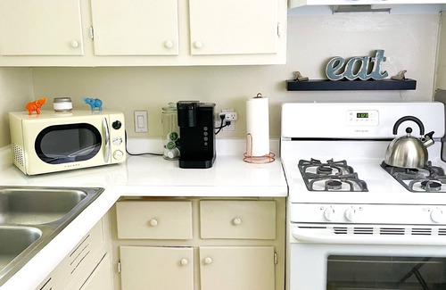 Beverly Grove House | Beautiful Trendy large One Bedroom close to The Grove