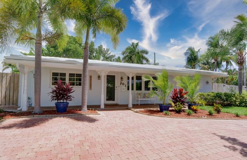 Garden Isles House | Beautiful tropical villa with heated pool, modern furniture - close to the beach
