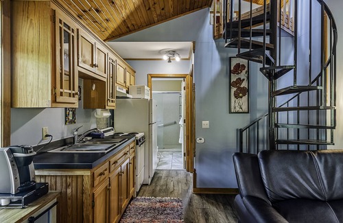 Eureka Springs Historic District Cabin | Beautiful two bedroom cabin with a five minute walk to Eureka Springs Main St