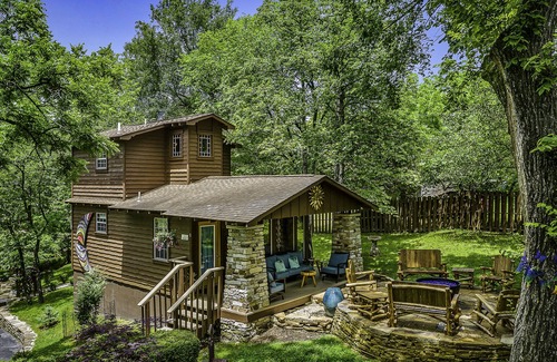 Eureka Springs Historic District Cabin | Beautiful two bedroom cabin with a five minute walk to Eureka Springs Main St