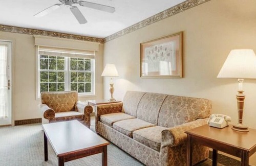Lake Harmony Resort | Beautiful two bedroom apartment with jacuzzi surrounded by Pocono Mountains