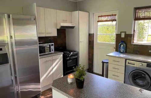 Constantia Cottage | Beautiful Two Bedroomed Cottage en suite with Solar in heart of Constantia
