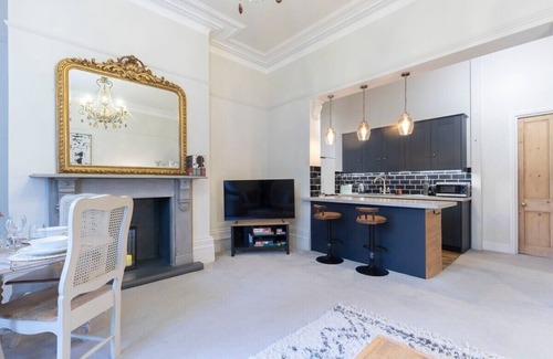 Cheltenham Apartment | Beautiful Two Bedroom Regency Apartment