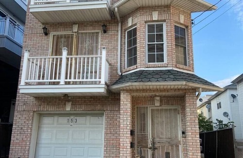 Newark Apartment | Beautiful & unique home with 3 bedrooms and two bathroom.