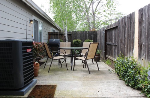 Stockton House | Beautiful updated 2bd 2bath in Great Neighborhood