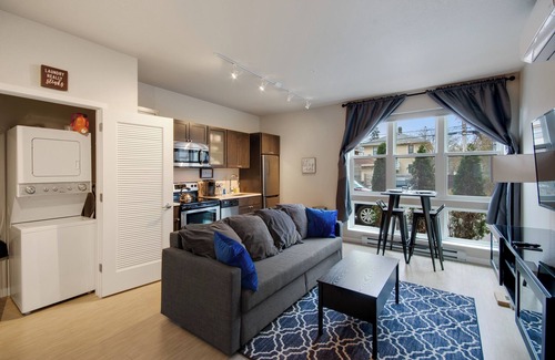 Powderhorn Apartment | Beautiful Uptown Studio@Super Fast WiFi@In-Unit W/D@Keurig + Coffee@Roku TV