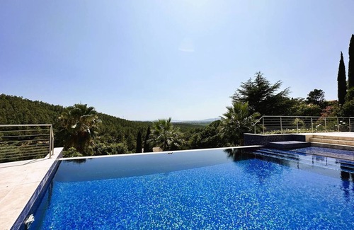 La Londe-les-Maures House | Beautiful villa for 6 people with a large infinity pool and sea view in La Londe-les-Maures