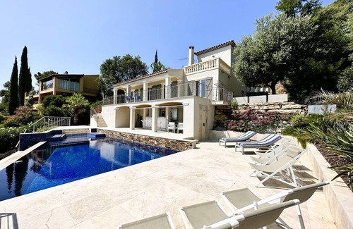 La Londe-les-Maures House | Beautiful villa for 6 people with a large infinity pool and sea view in La Londe-les-Maures