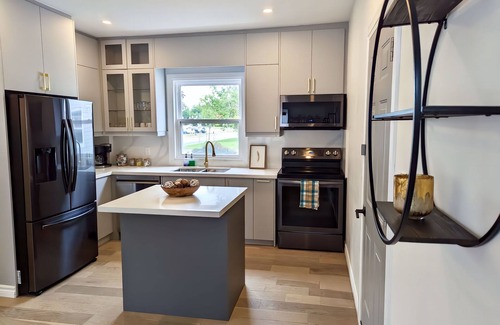 Niagara Falls House | Beautiful Vacation Home in Niagra Falls! Minutes away from Clifton Hill