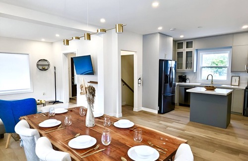 Niagara Falls House | Beautiful Vacation Home in Niagra Falls! Minutes away from Clifton Hill