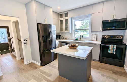 Niagara Falls House | Beautiful Vacation Home in Niagra Falls! Minutes away from Clifton Hill