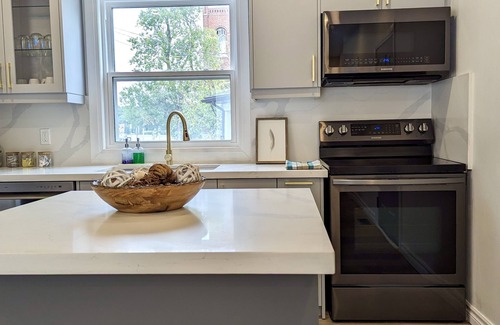 Niagara Falls House | Beautiful Vacation Home in Niagra Falls! Minutes away from Clifton Hill