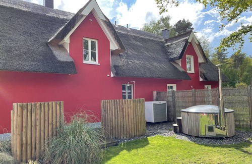 Glowe House | Beautiful vacation home "Svanvithe" - heated hot tub/sauna/WLan/fireplace