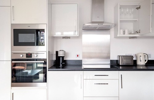 Prince's Apartment | Beautiful Vauxhall 2BR w/Balcony nr Tube, by Blueground