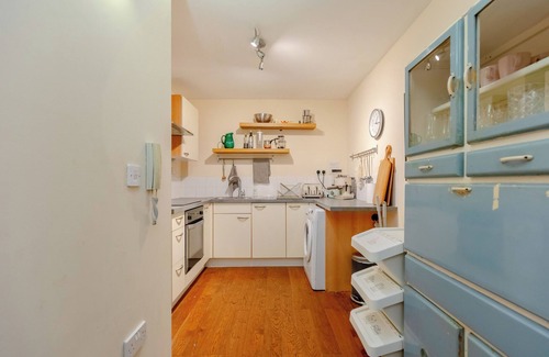Hackney Central House | Beautiful Vibrant 2 BDR Home Balcony