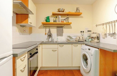 Hackney Central House | Beautiful Vibrant 2 BDR Home Balcony
