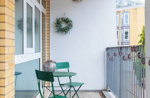 Hackney Central House | Beautiful Vibrant 2 BDR Home Balcony