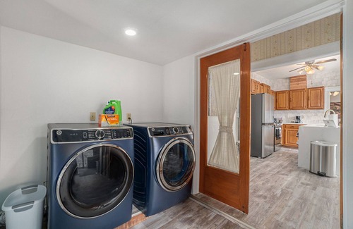 Castle Rock House | Beautiful Victorian 4 Bedroom downtown Castle Rock