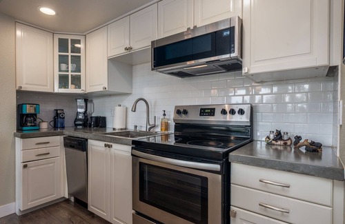 Bend Condo | Beautiful view! Updated 1-bdrm, 2 bath condo with Queen Murphy in Living Area.