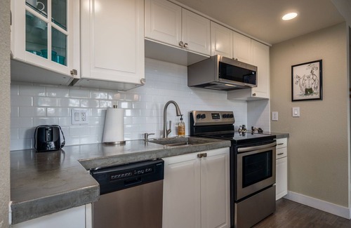 Bend Condo | Beautiful view! Updated 1-bdrm, 2 bath condo with Queen Murphy in Living Area.