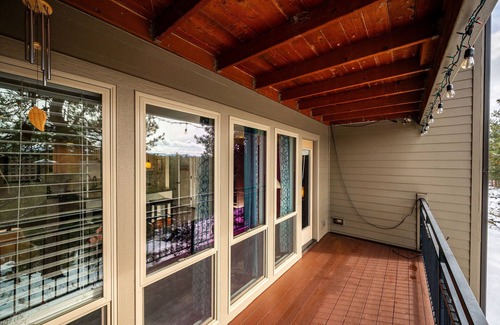 Bend Condo | Beautiful view! Updated 1-bdrm, 2 bath condo with Queen Murphy in Living Area.
