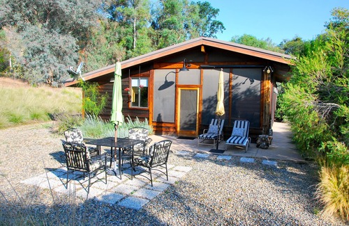 Three Rivers Cottage | Beautiful Views. Fully Furnished Cabin. Locally owned