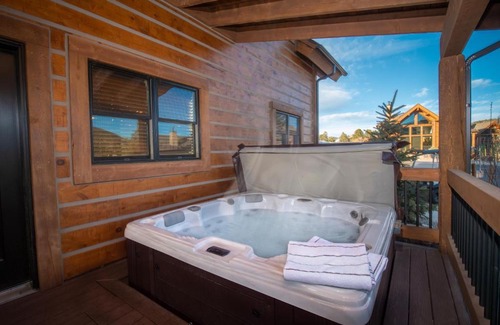Estes Park House | Beautiful Views! Jacuzzi, Indoor Outdoor Fireplace, Steps to Lake Estes