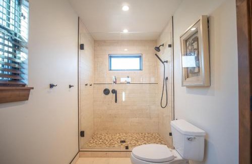 Estes Park House | Beautiful Views! Jacuzzi, Indoor Outdoor Fireplace, Steps to Lake Estes