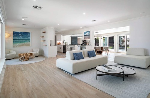 Old Naples House | Beautiful views of Naples Bay and walking distance to 5th ave!