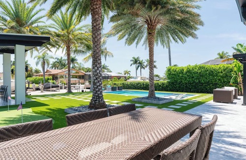 Old Naples House | Beautiful views of Naples Bay and walking distance to 5th ave!