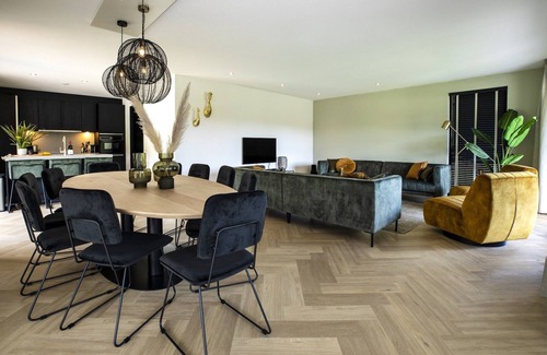 Sint Nicolaasga Villa | Beautiful villa with spacious garden