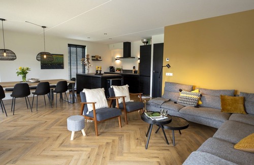 Sint Nicolaasga Villa | Beautiful villa on the water in Friesland