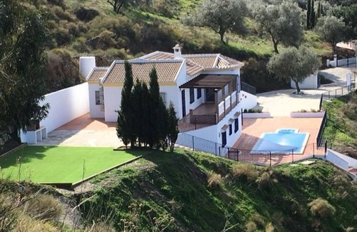 Competa House | Beautiful Villa 3 Bedrooms, 2 Bathrooms, A/C, Private Pool & BBQ