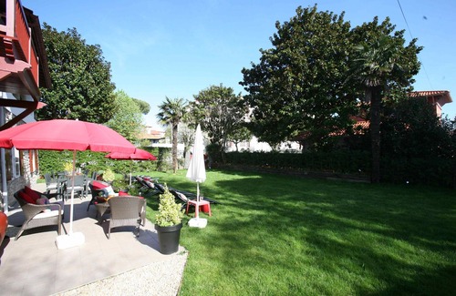 Hendaye House | Beautiful Villa , 300 m to beach, 12-14 persons, view to bay, garden and parking