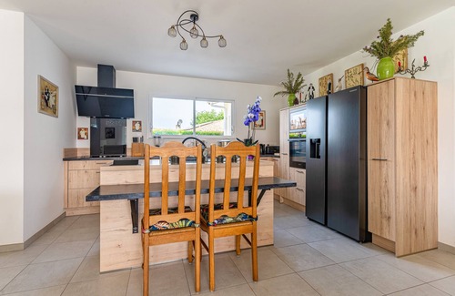 Gastes House | Beautiful Villa 500 m from the Lake with Pool and Air Conditioning