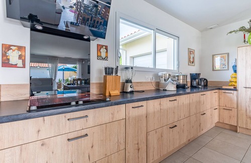 Gastes House | Beautiful Villa 500 m from the Lake with Pool and Air Conditioning