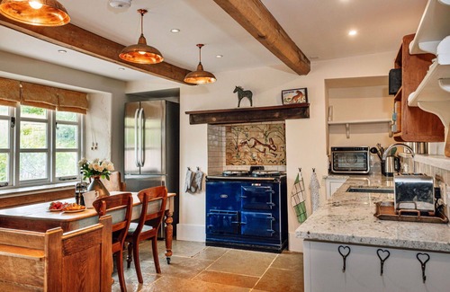 Monmouth House | Beautiful villa for 8 people with WIFI, hot tub, terrace and pets allowed