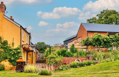 Monmouth House | Beautiful villa for 8 people with WIFI, hot tub, terrace and pets allowed